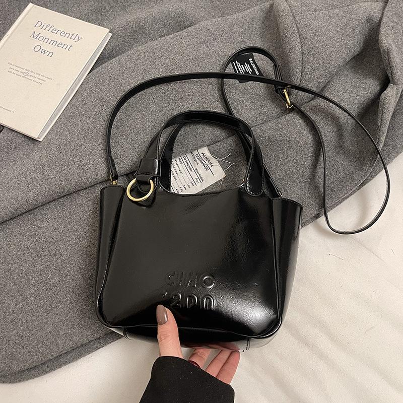 Autumn and Winter Popular Fashionable Korean Niche Simple Portable Bucket Bag Women's Versatile Commuter Senior Sense Messenger Bag