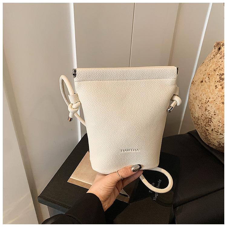 

Новая модная весенне-летняя высококлассная маленькая сумка высокой ценности, повседневная на плечо, кроссбоди, сумка-ведро белый