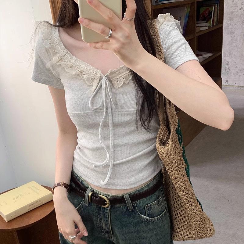 Tricou de damă slim-fit cu bordură din dantelă - Colecția Vară 2025