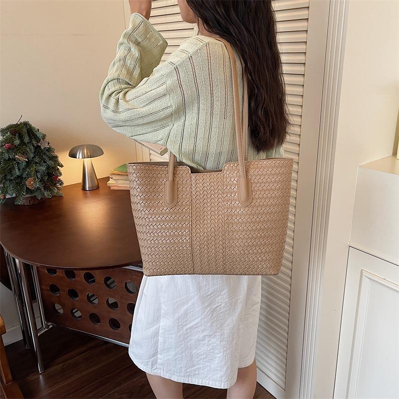 Fashion high-value large-capacity tote bag women's new foreign-style woven pattern shoulder bag commuter handbag