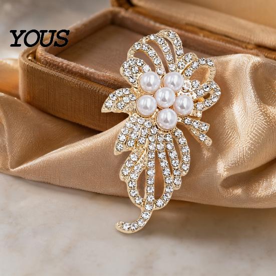Elegant Lapel Pin Faux Pearl Rhinestone Flower Brooch, Electroplating Alloy for Fashion Brooch Accessory Women, Sweater Cardigan Coat Business