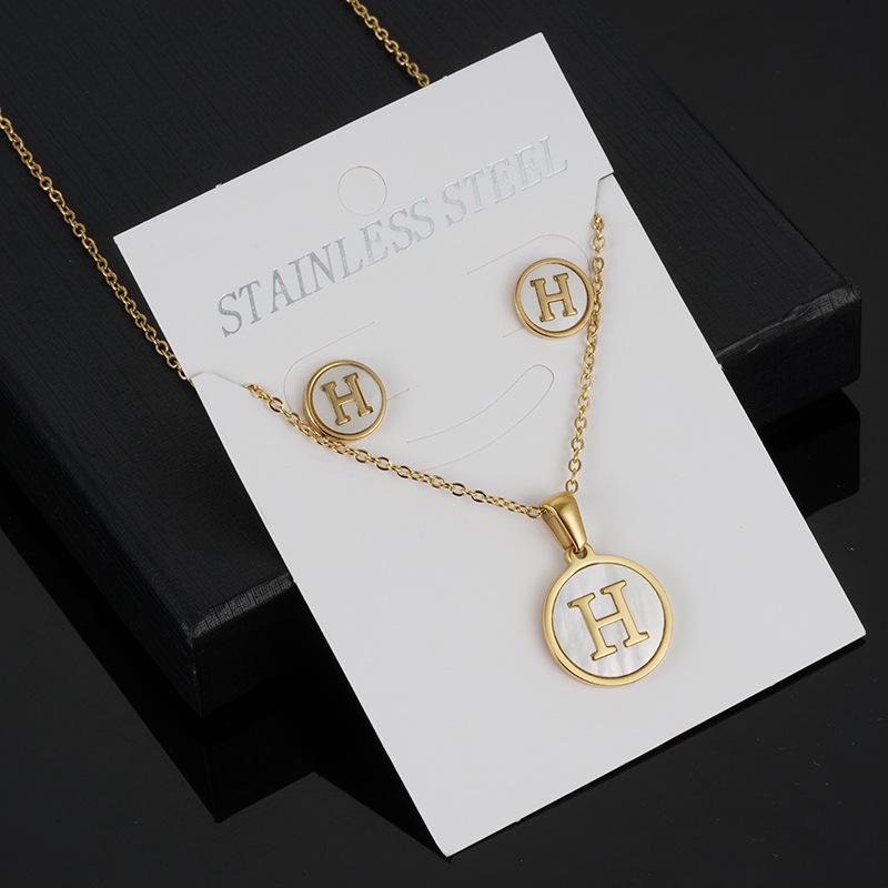 18K Gold-Plated Stainless Steel Alphabet Necklace Set: Cross-Border Women’s 26-Letter Round Shell Pendant