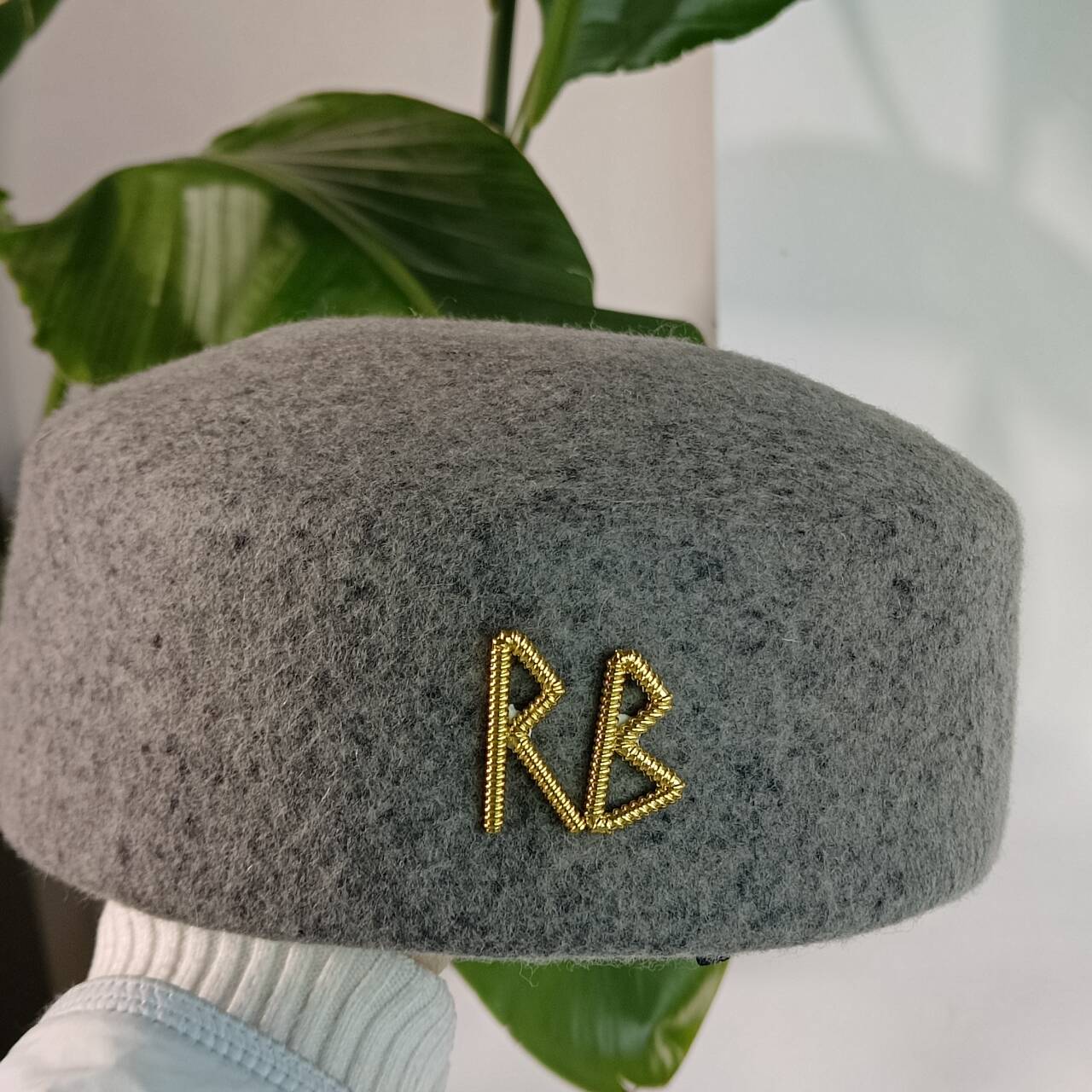 

Retro wool round hatstiff-top textured felt hat women s fashionable wool felt beret wedding white and black chapeau femme luxe 55-58