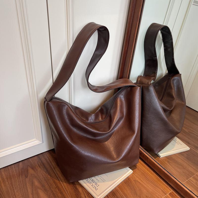 

Commuter to work armpit large-capacity bag women s new retro fashion tote bag versatile shoulder bag темно-коричневого