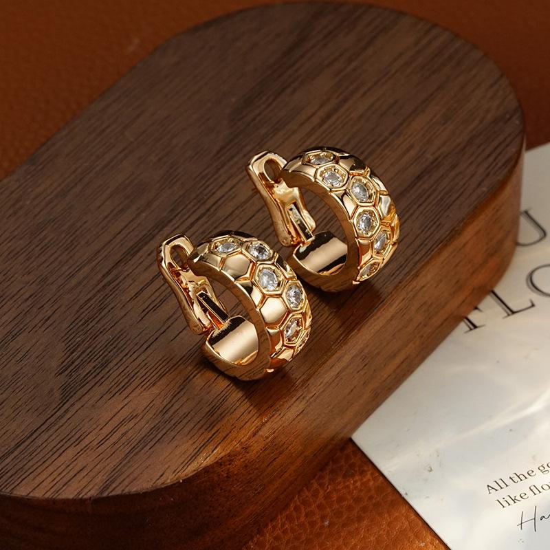 Roségoldene Waben-Ohrklemme: Luxuriöses, vielseitiges, hochwertiges Design mit feiner Verarbeitung.