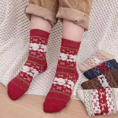 Women's Mid-Calf Reindeer Jacquard Wool Socks - Soft & Comfortable for Autumn and Winter