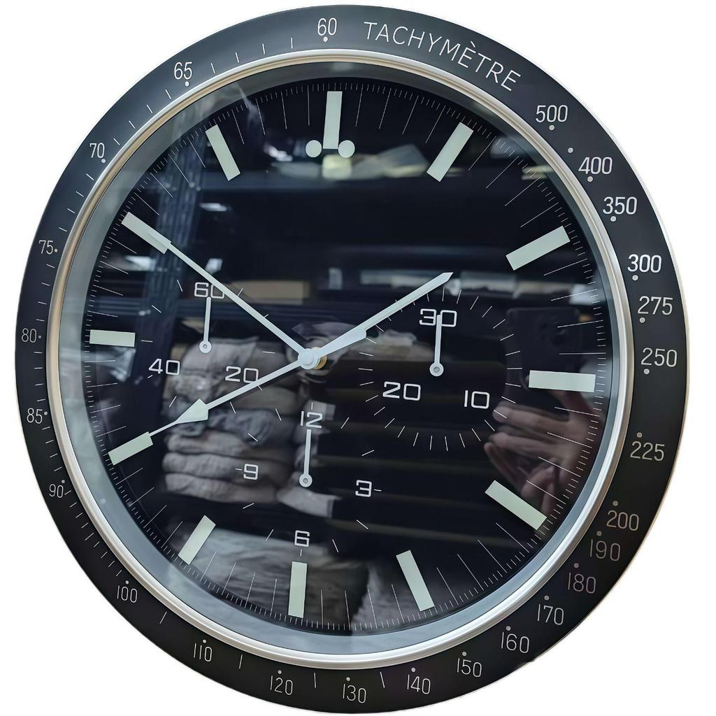 Leuchtende Lux Wandmontierte Metalluhr: Modernes Dekorationsstück für Wohnzimmer