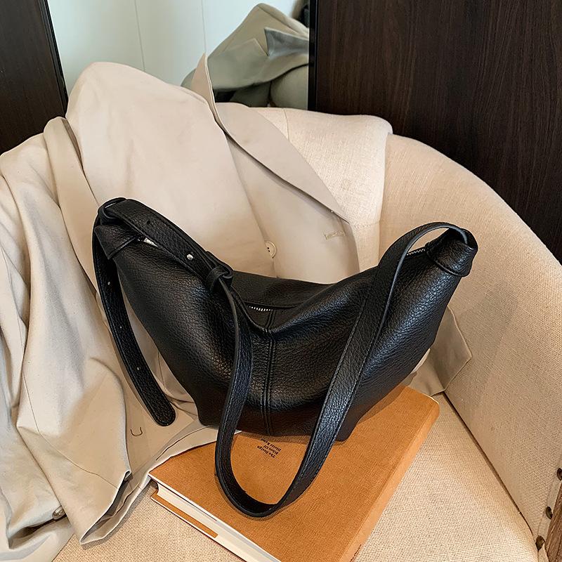 Niche design bag women's new dumpling bag fashionable versatile shoulder messenger bag