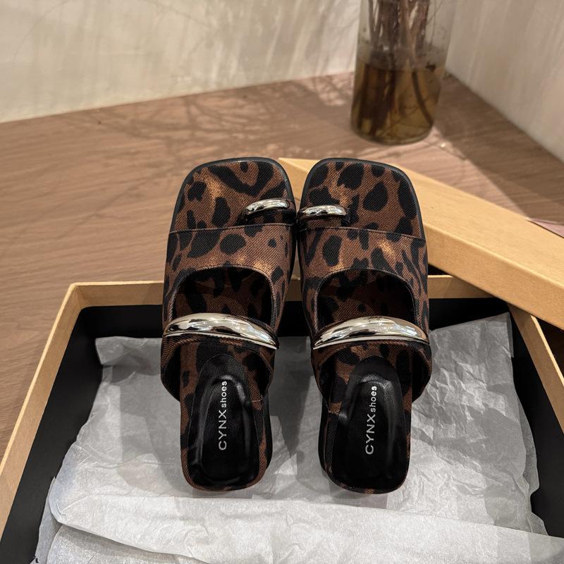 

Французский набор шлепанцев с открытым носком на низком каблуке для женской летней уличной обуви 2025 новые модели с юбочным темпераментом танкетка сандалии на одной перемычке 40 цветной печати леопарда