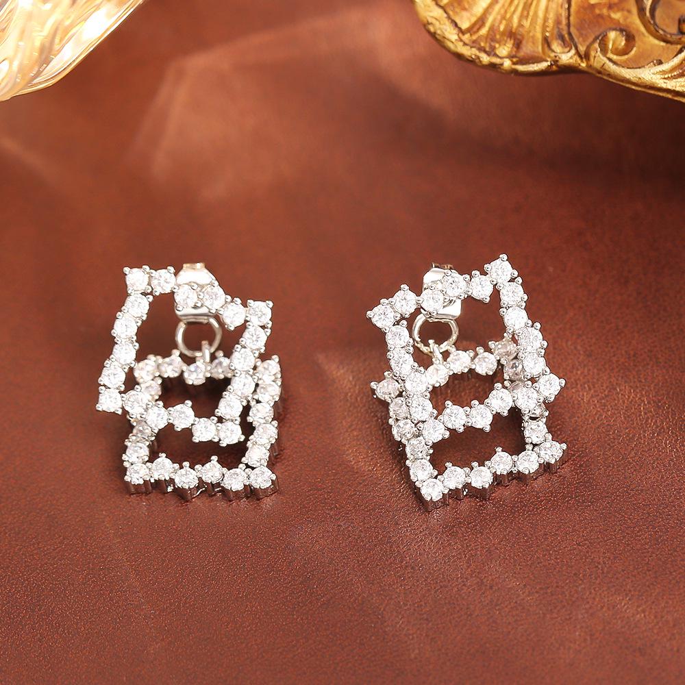 

Exquisite Geometric Stud Earrings: Versatile High-End Fashion for Daily Wear
