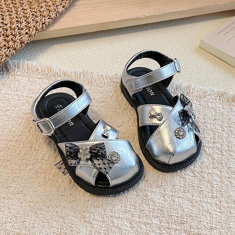 

Children s closed-toe sandals2026Summer new style children s sandals with rhinestone bows and solid color design for little girls 31-35Code one hand5Double срібний