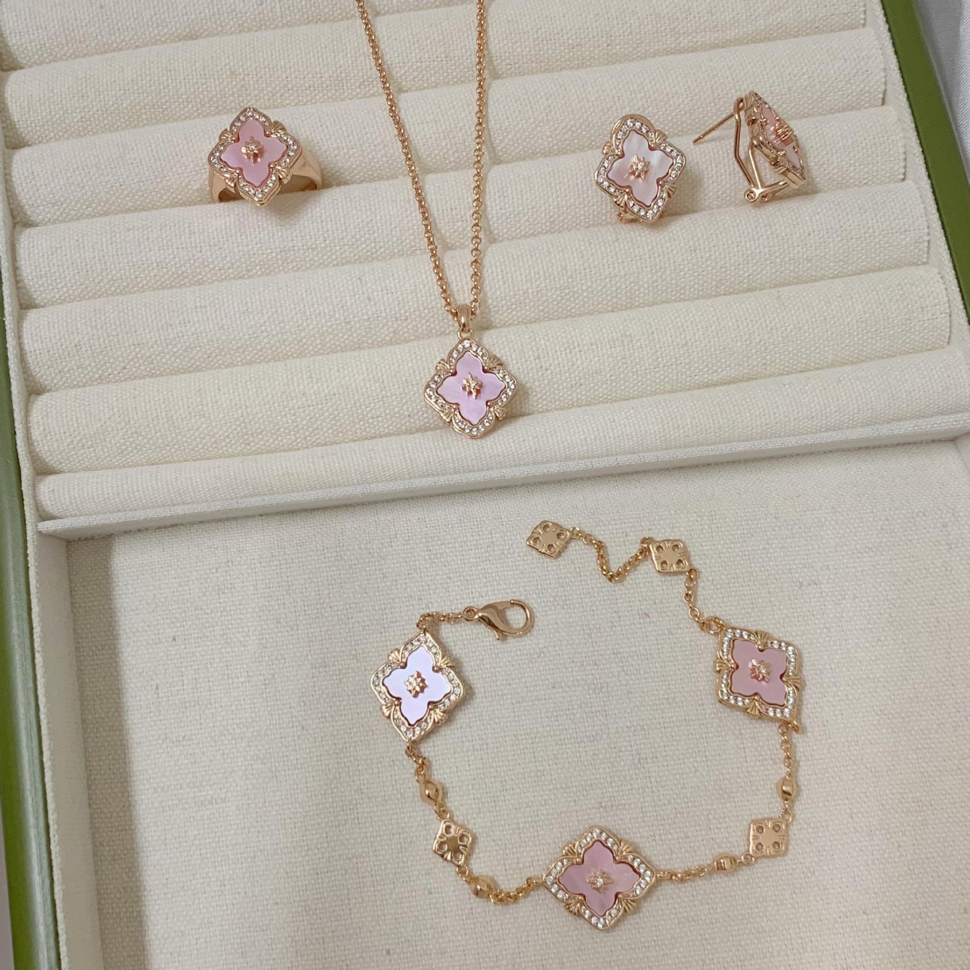 2026 Brushed Craft Bratti Natural Pink Fritillary Three Flowers Bracelet Female Diamond Clover Clavicle Chain 45CM