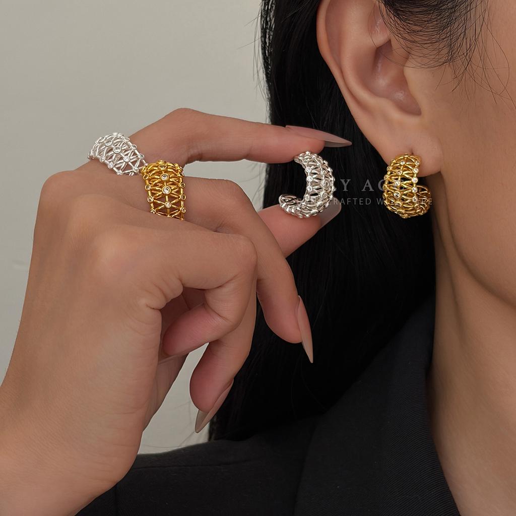 Vintage Court Hollow Wreath C Ring Earrings Medieval Weaving Gold Engraved Diamond Earrings French Light Luxury Versatile Earrings