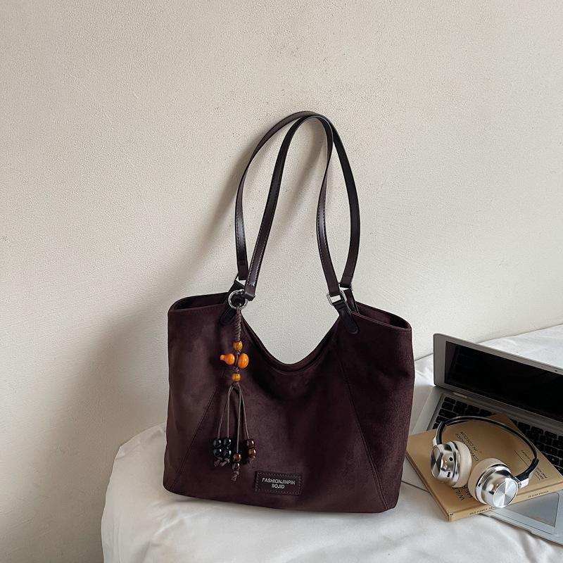 

Simple casual shoulder bag women s large capacity 2025 autumn new commuter foreign style high value messenger tote bag темно-коричневого