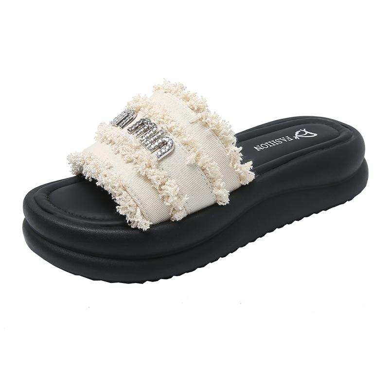 French temperament small fragrant wind thick bottom cool slippers women's summer 2025 new high-end sense stepping on shit feeling rhinestone fringed s