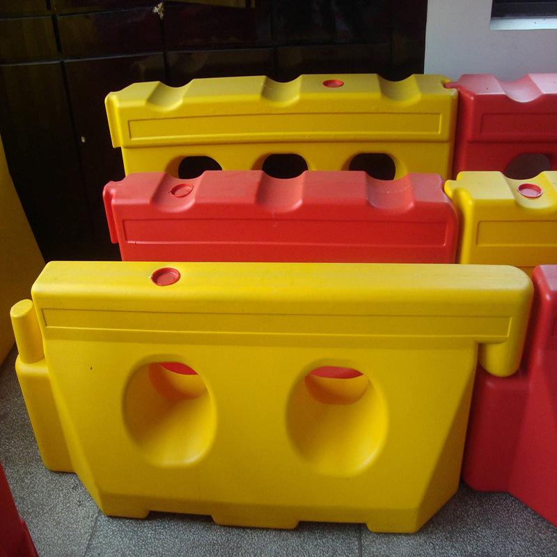 Red Plastic Double-Hole Anti-Collision Water-Filled Road Barrier for Construction and Maintenance Sites