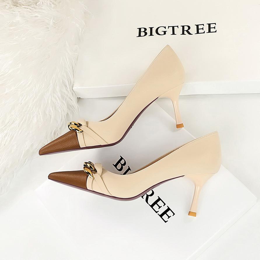 Banchet de damă cu tocuri înalte, tăiat lejer, blocaj de culoare, lanț metalic ascuțit, pantofi decorativi individuali