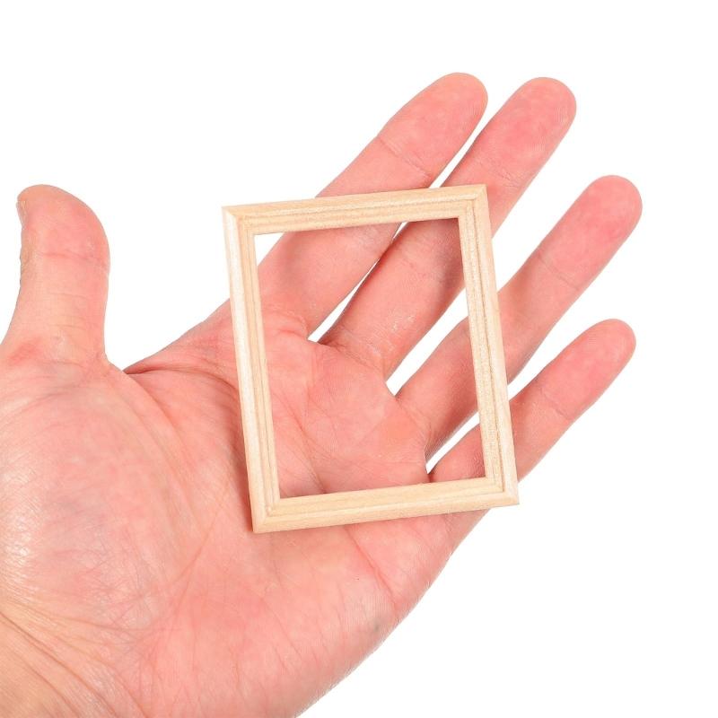 Handgefertigtes Holz-Fotorahmen-Set im Maßstab 1:12 zur realistischen Präsentation im Wohnzimmer von Puppenhäusern