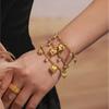Süßes Kettenarmband aus Edelstahl 18 Karat vergoldet mit mehreren glänzenden Zirkonia und Herzanhänger Charms Armbänder für Frauen