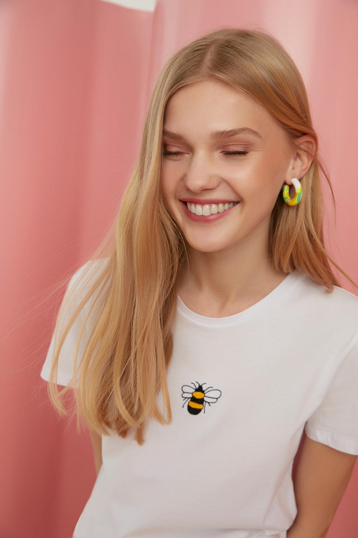 

Белая укороченная вязаная футболка с вышивкой TWOSS20TS1377