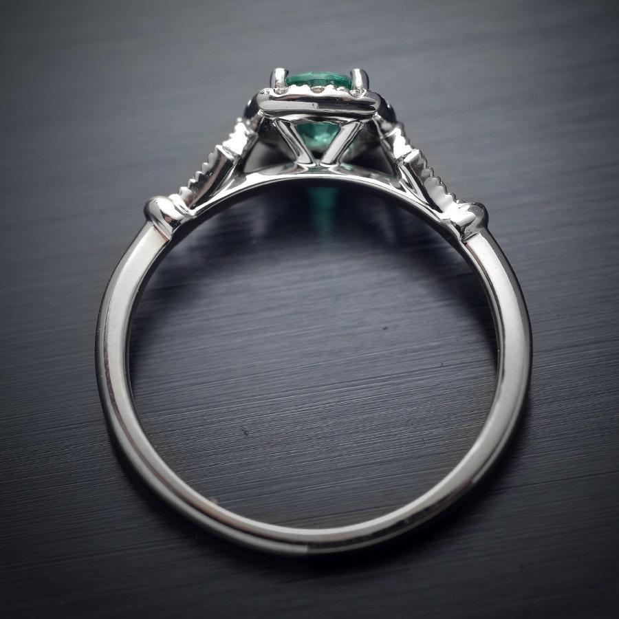 Timeless Design Cushion Halo Green Ring Women Perfect Wedding Engagement Jewelry