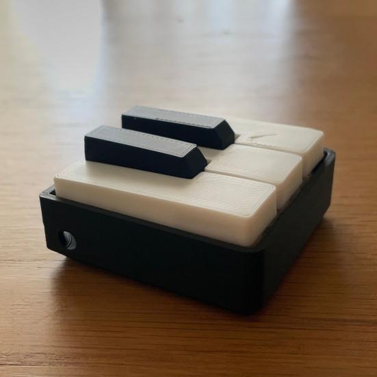 Llavero de Mini Piano, Clicker de Teclas de Piano, Piano Táctil Tocable Juguete para Aliviar el Estrés con Anilla Metálica, Teclas Clásicas Blanco y Negro para Amantes de la Música Y