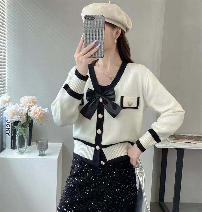 Xiaoxiangfeng contrasting color lace-up bow sweater for women 2025 early autumn V-neck slim-fitting and thin knitted cardigan top for women