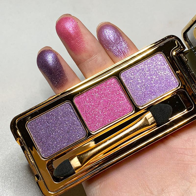 Tříbarevné oční stíny, jemná třpytivá paletka očních stínů v zemité barvě, studentka oční make-up