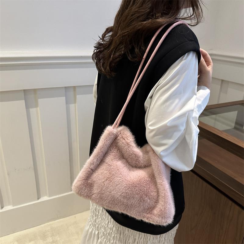 

Plush bag women s 2025 new autumn and winter versatile shoulder bag, plush high-end explosion, large-capacity bucket bag