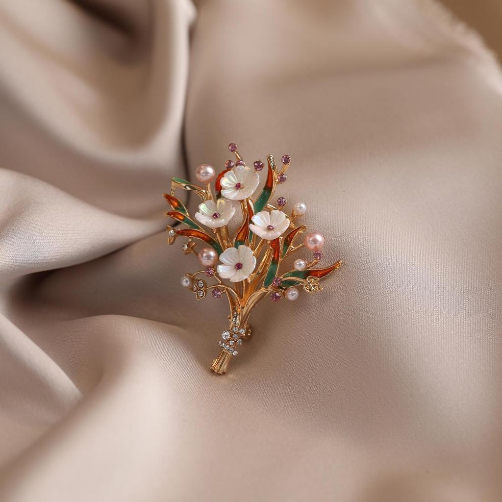 Ruyi Pipa Brooch: Elegant Classic Pearl Pin for Women’s Cheongsam