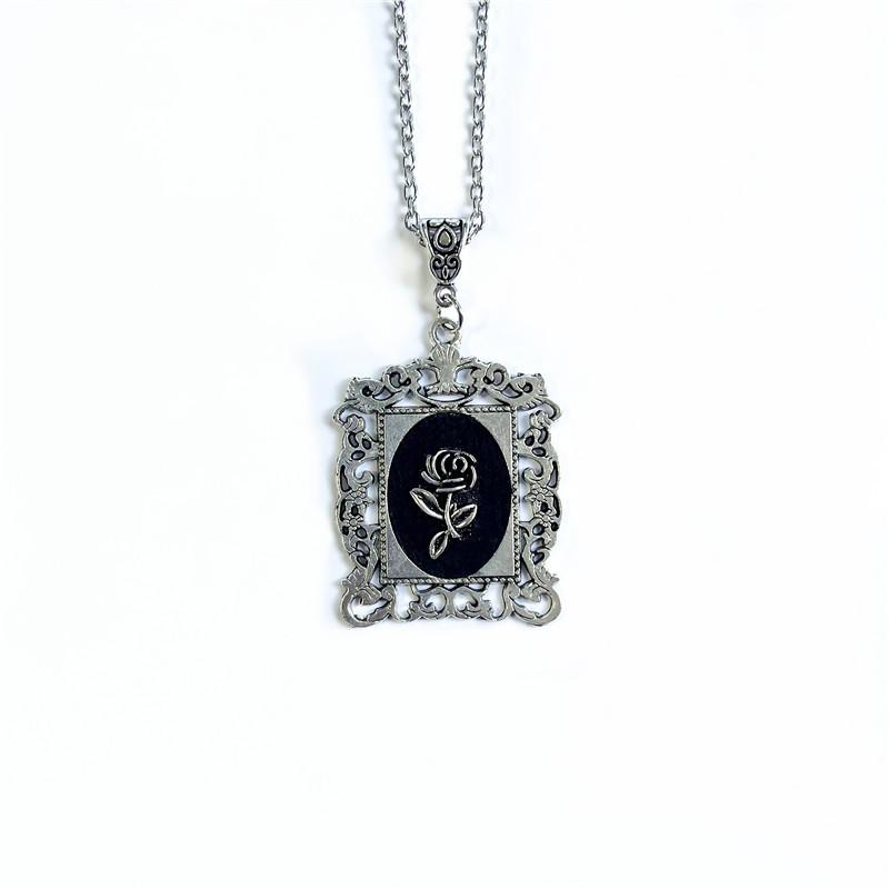 Fashion Retro Metal Geometry Glass Court Relief Rose Flower Heart Pendant Necklace for Women Punk Charm Jewelry Accessory Gifts