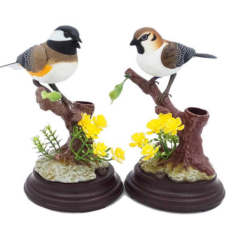 Hlasově ovládaná elektrická hračka Malý ptáček se simulací pohybu a zvuku aktivovaná indukcí