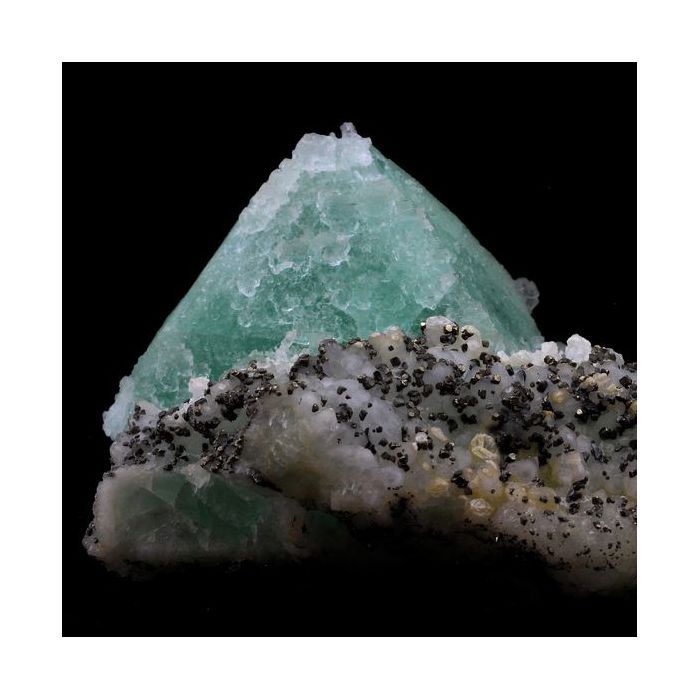 Pierres et Minéraux. Fluorite, Quartz, Pyrite. 3707.5 ct. Chine.