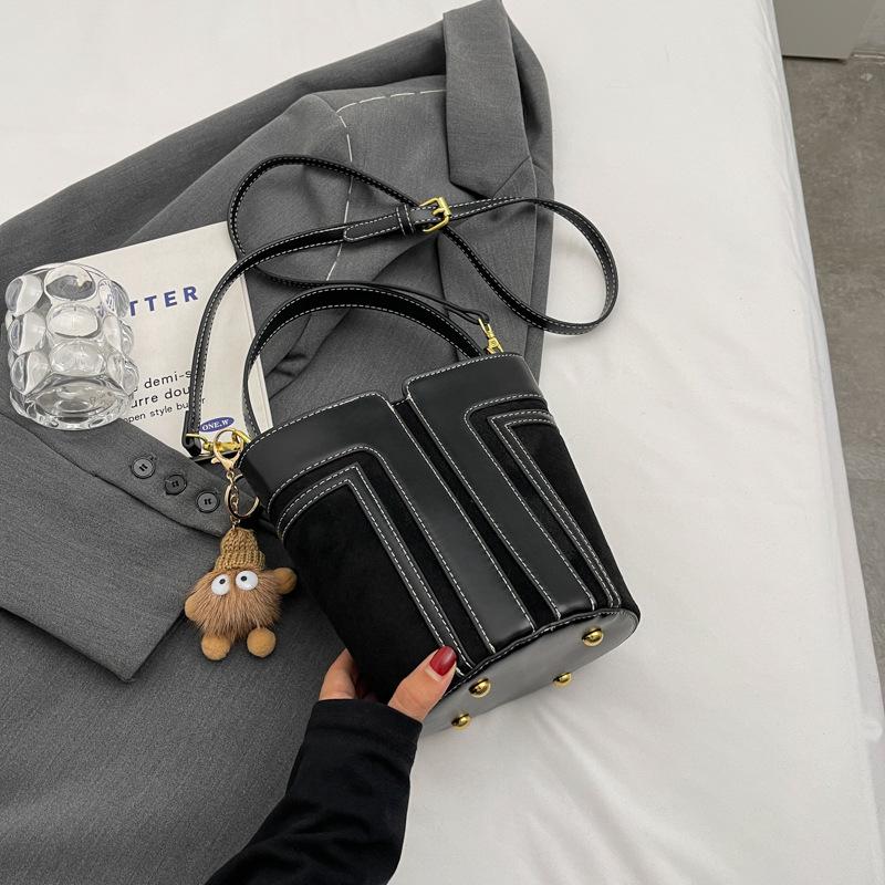 Autumn and Winter New Vintage Bucket Bag Niche Design Handbag Women's Versatile Commuter Large Crossbody Bags for Women