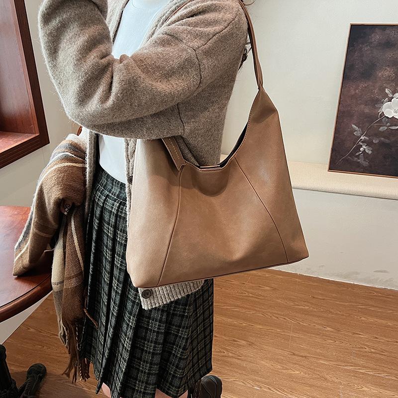 

Soft leather retro bag women s 2025 winter new fashionable large-capacity shoulder bag casual versatile commuter tote bag 34*10*32 хакі