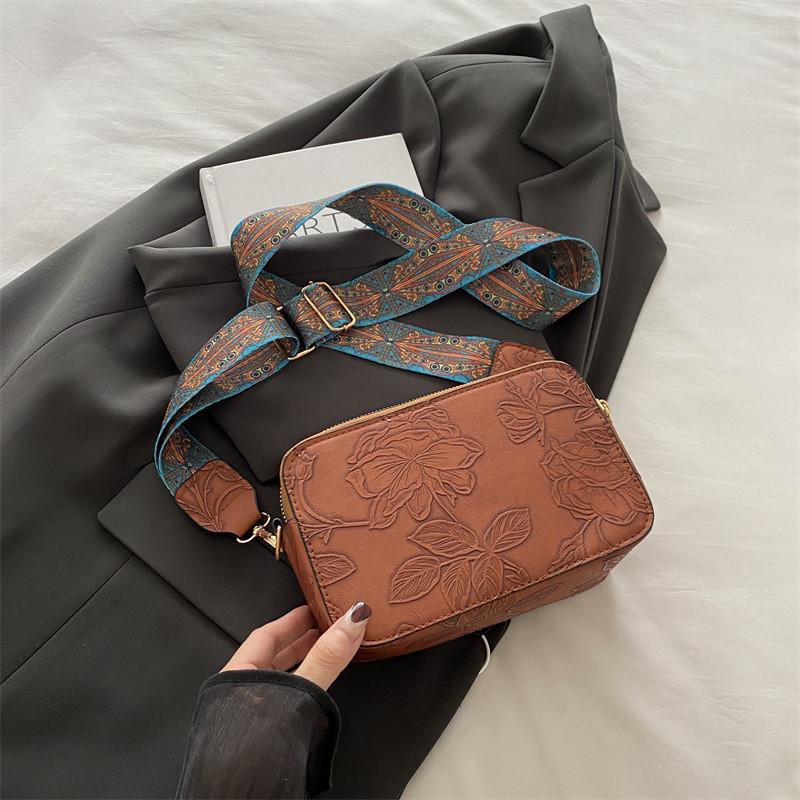 

Elegant Black White Red Brown Pu Small Square Bag With Stylish Wide Shoulder Strap For Daily Outings коричневий