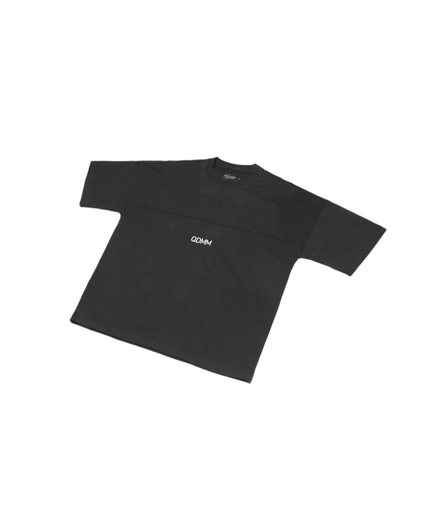 QDMM Logo De-Shoulder Short Sleeve_Black