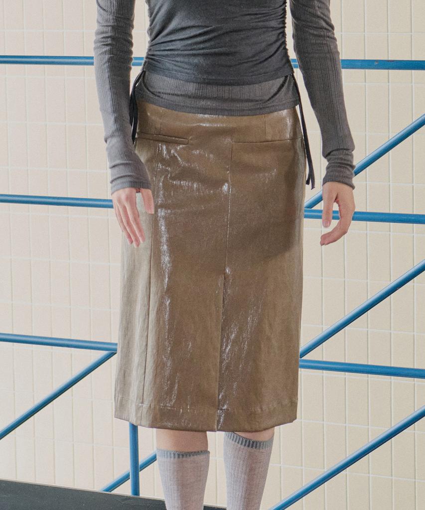 Awi Fake Leather H-Line Skirt_Mocha