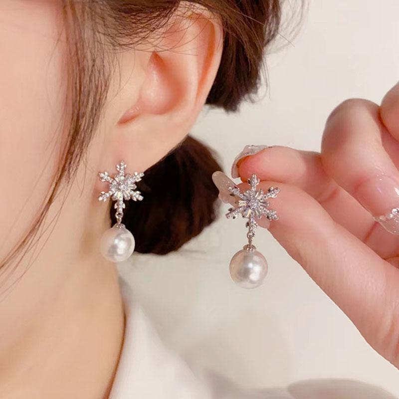 New Shiny Snowflake Earrings for Women Unique Imitation Pearl Long Chain Rhinestone Retro Pendant Earrings Fashionable Jewelry