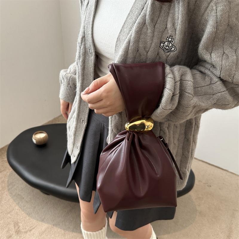 Niche design personalized retro small bag women's autumn and winter new pleated simple and beautiful bucket bag