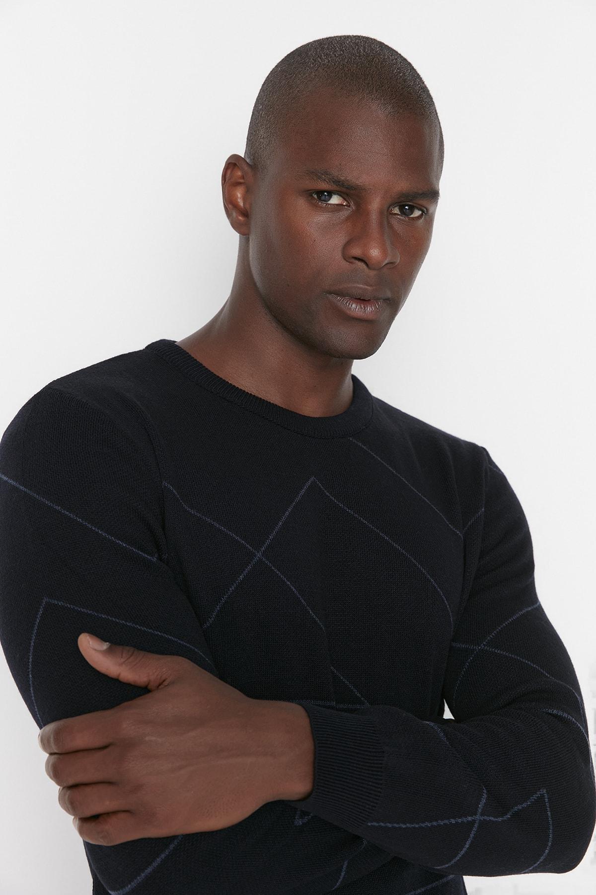 

Мужской приталенный свитер с круглым вырезом темно-синего цвета TMNAW22KZ0662..