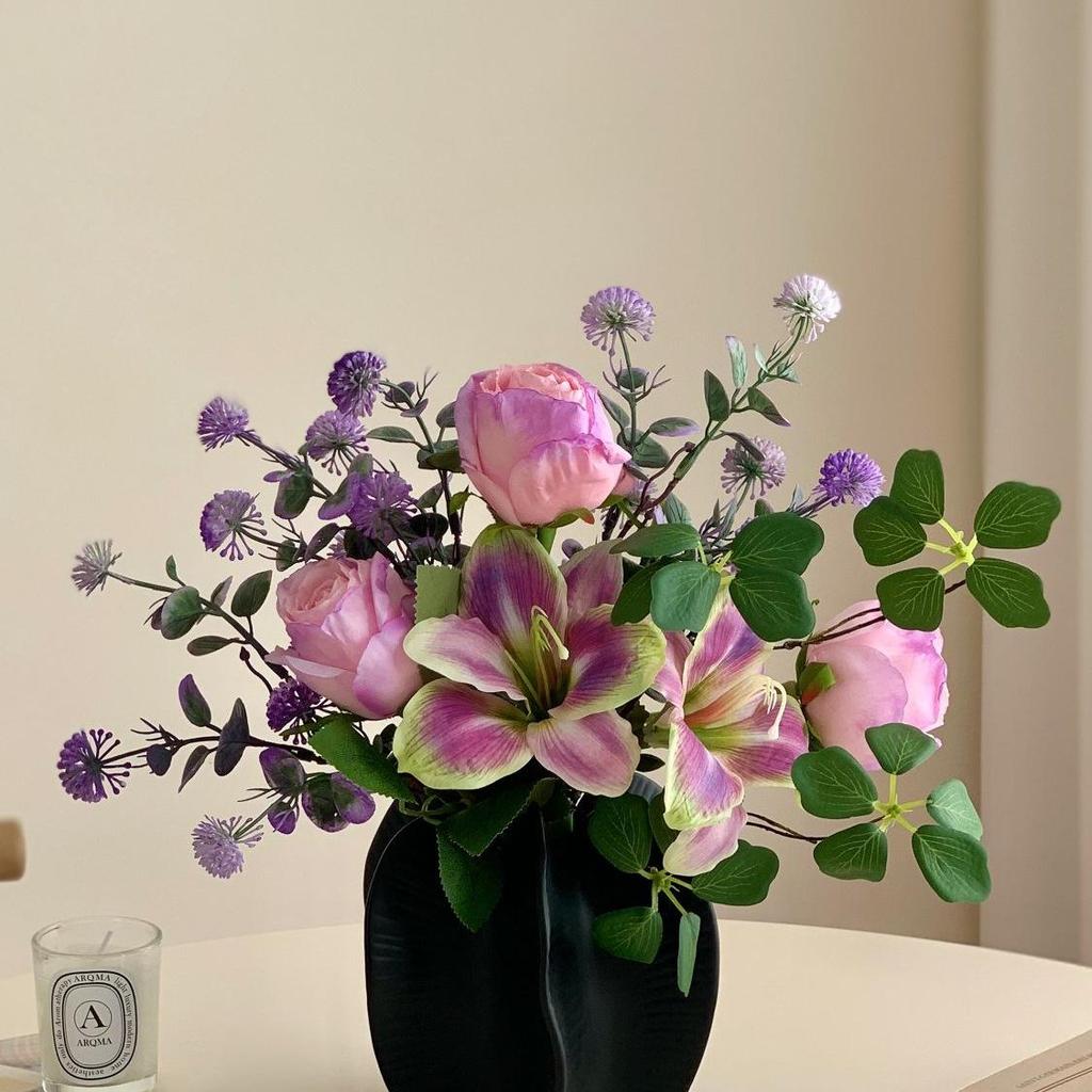 Bouquet di lusso di gigli e rose artificiali della serie Purple, ideale per un ingresso elegante.