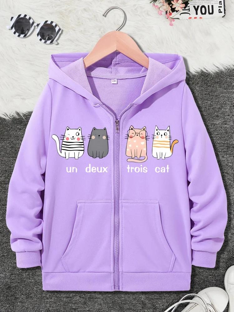 Giacca con cappuccio e zip per bambina, stampa di quattro gatti a cartoni animati e lettere francesi, manica lunga, felpa casual per bambini per l'uso quotidiano all'aperto
