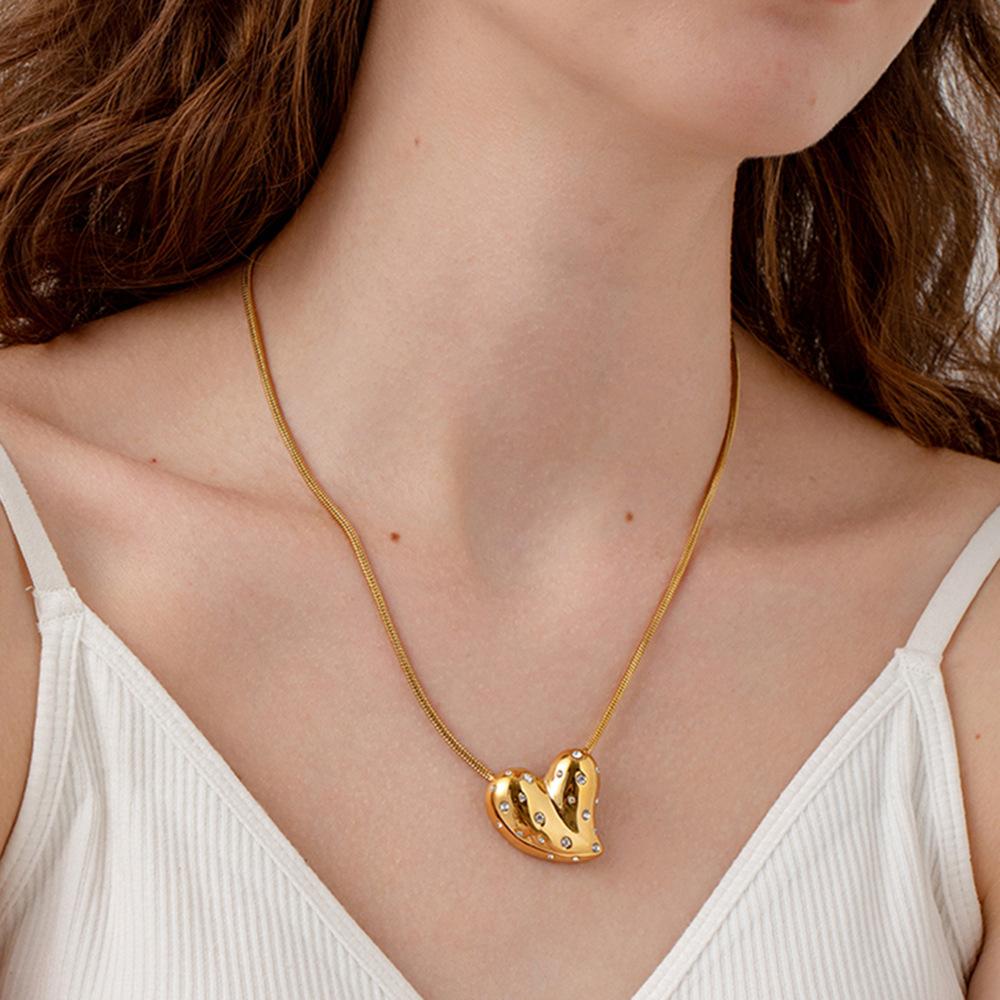 ins light luxury fashion diamond-encrusted peach heart love pendant necklace stainless steel-plated 18k gold waterproof jewelry women