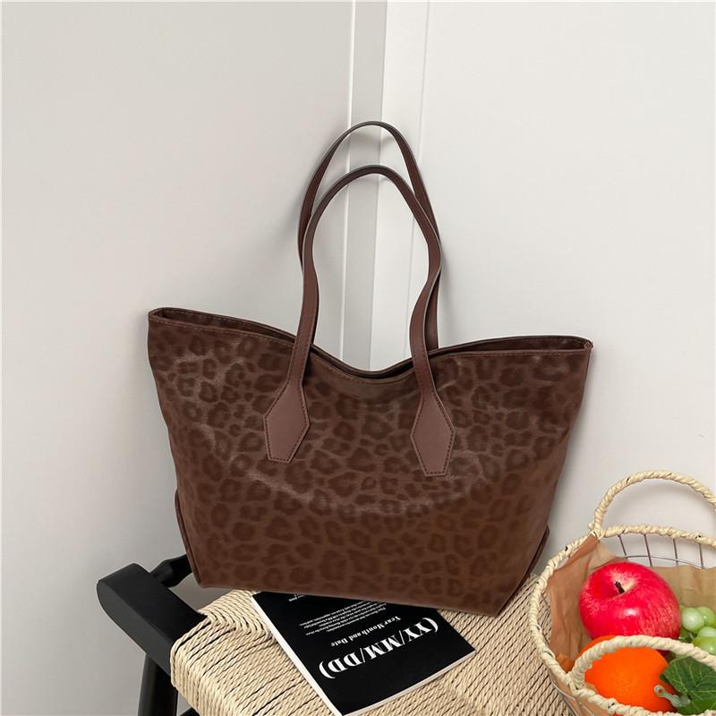 Leopard print bag women's large-capacity new seasonal versatile shoulder bag casual commuter tote bag
