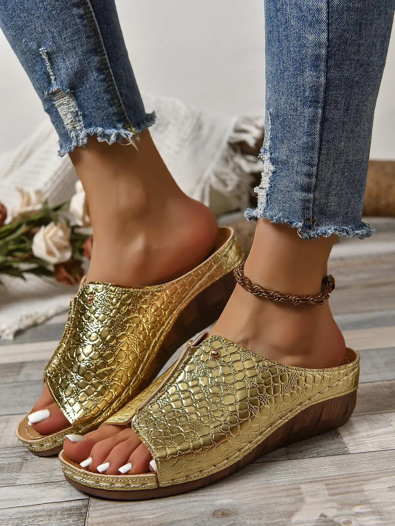 Модные летние женские босоножки на танкетке — фото 10