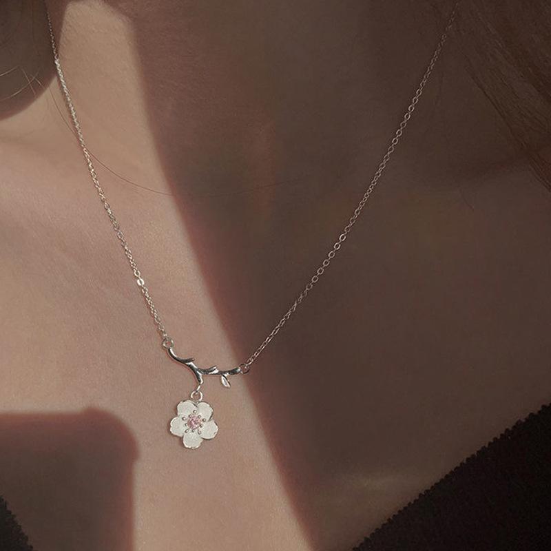 Delicate New Fashion Branches Flowers Necklace for Women Pendant Elegant Jewelry