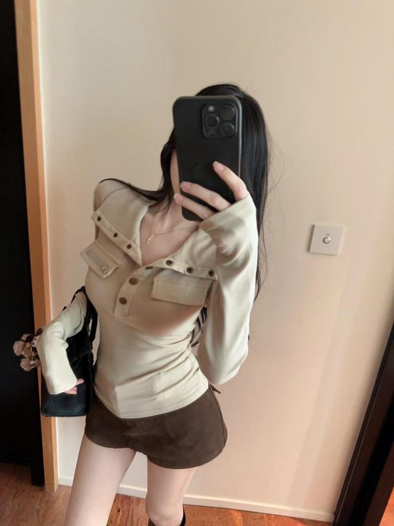 Women's High-Neck Slim-Fit T-Shirt: Spicy Style, Long-Sleeve, Waist-Cinching, Perfect for Autumn and Winter.