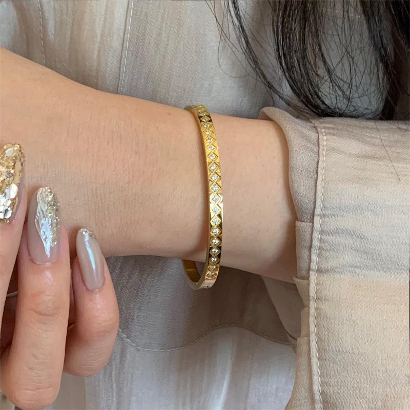 Элегантный женский браслет с покрытием из 18-каратного золота, инкрустированный стразами, с ромбовидной застежкой