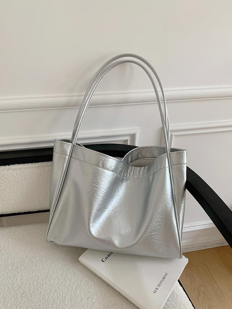 

Retro large-capacity bag women s 2025 new Korean version trendy versatile tote bag fashionable lazy style shoulder commuter bag серебряный